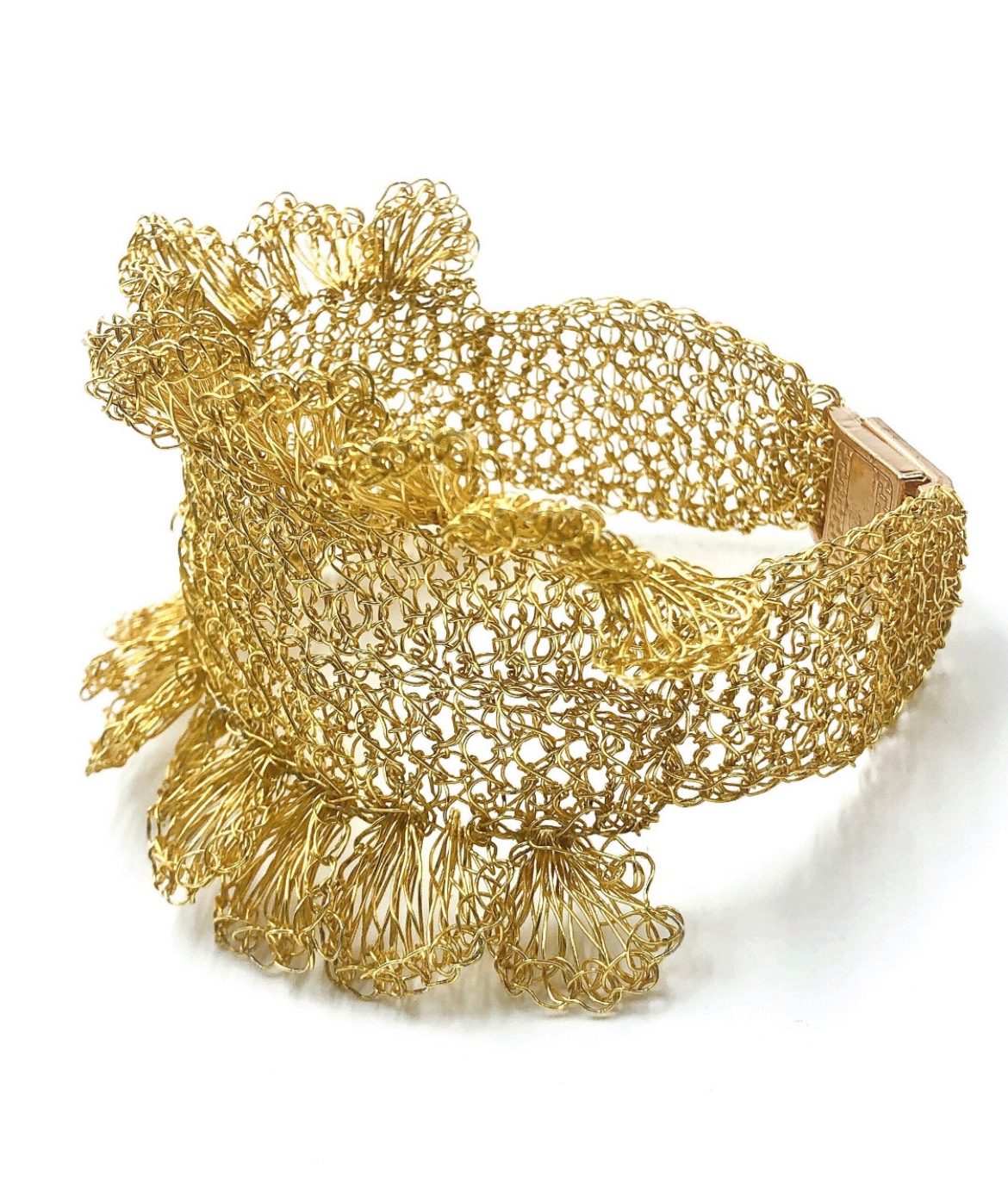Brazalete escultórico tejido en alambre dorado