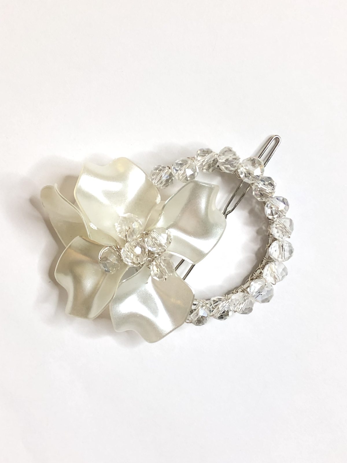 Detalle de horquilla de novia tejida a mano