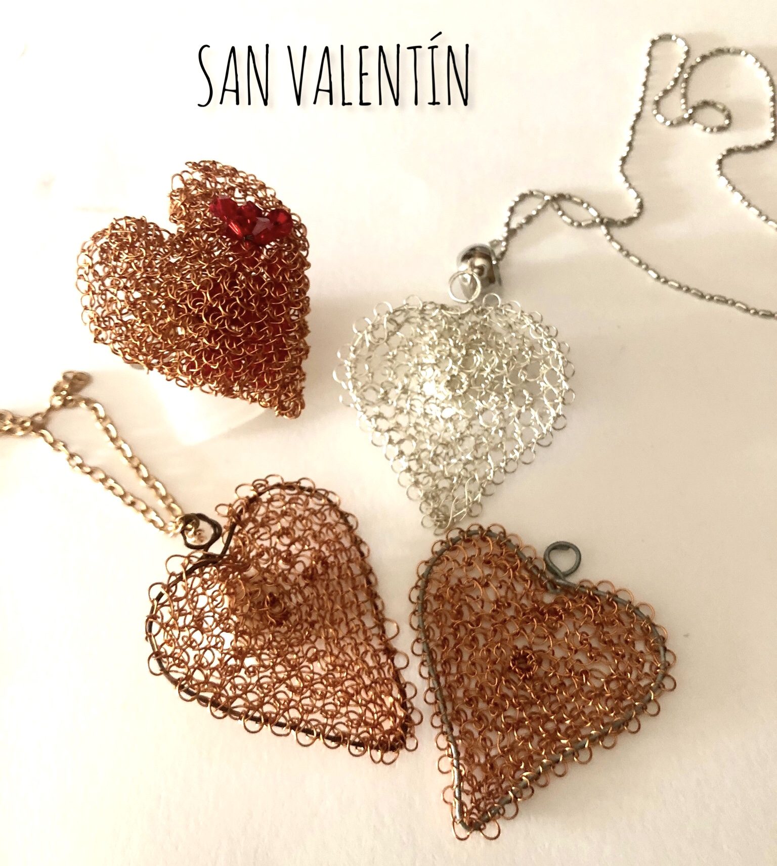 Corazones tejidos en punto peruano, cobre y plata